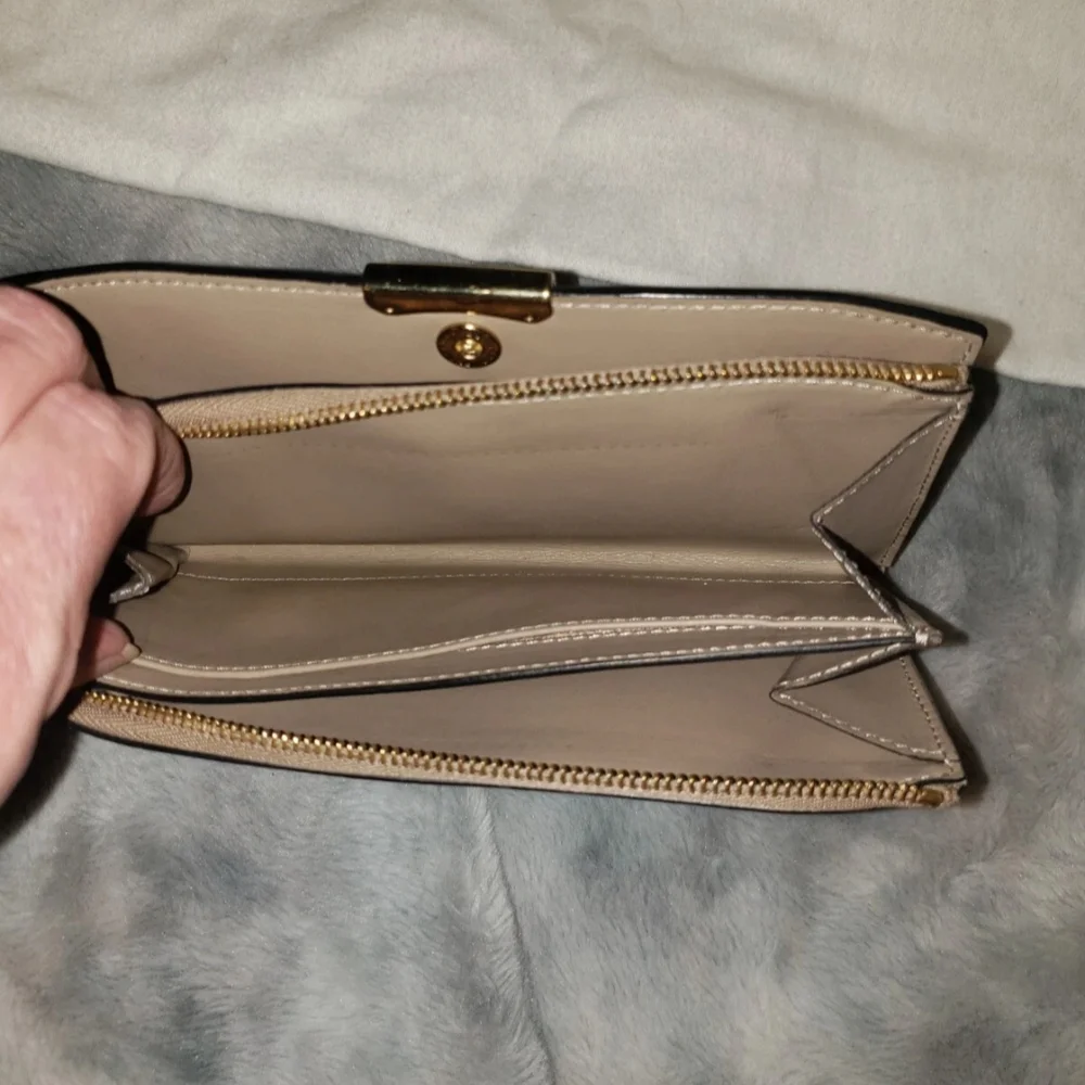 Burberry Beige Leather Wallet - Picture 4 of 5